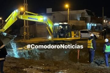 La nueva rotura se produjo sobre el mismo caño del acueducto que ya había sufrido una falla el jueves 8 de enero. En esta oportunidad, el inconveniente se registra en la zona de Quirno Costa y la magnitud del daño es considerable. En el lugar trabajan cuadrillas para intentar controlar la situación. Además, también interviene personal de Camuzzi de manera preventiva, ante el riesgo de que la rotura pueda afectar un caño de gas cercano. Por el momento, no existe un día ni un horario estimado para la normalización del servicio. Según las primeras informaciones, se trata de una rotura de gran magnitud que provocó el colapso del sistema y demandará importantes tareas de reparación. 💧 Los vecinos deberán mantenerse atentos a los próximos comunicados oficiales para conocer cómo avanzan los trabajos y cuándo podría restablecerse el suministro de agua