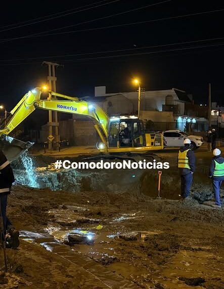 La nueva rotura se produjo sobre el mismo caño del acueducto que ya había sufrido una falla el jueves 8 de enero. En esta oportunidad, el inconveniente se registra en la zona de Quirno Costa y la magnitud del daño es considerable. En el lugar trabajan cuadrillas para intentar controlar la situación. Además, también interviene personal de Camuzzi de manera preventiva, ante el riesgo de que la rotura pueda afectar un caño de gas cercano. Por el momento, no existe un día ni un horario estimado para la normalización del servicio. Según las primeras informaciones, se trata de una rotura de gran magnitud que provocó el colapso del sistema y demandará importantes tareas de reparación. 💧 Los vecinos deberán mantenerse atentos a los próximos comunicados oficiales para conocer cómo avanzan los trabajos y cuándo podría restablecerse el suministro de agua