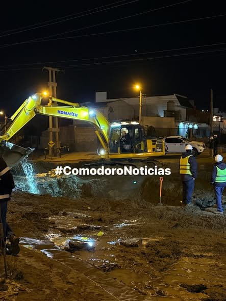 La nueva rotura se produjo sobre el mismo caño del acueducto que ya había sufrido una falla el jueves 8 de enero. En esta oportunidad, el inconveniente se registra en la zona de Quirno Costa y la magnitud del daño es considerable. En el lugar trabajan cuadrillas para intentar controlar la situación. Además, también interviene personal de Camuzzi de manera preventiva, ante el riesgo de que la rotura pueda afectar un caño de gas cercano. Por el momento, no existe un día ni un horario estimado para la normalización del servicio. Según las primeras informaciones, se trata de una rotura de gran magnitud que provocó el colapso del sistema y demandará importantes tareas de reparación. 💧 Los vecinos deberán mantenerse atentos a los próximos comunicados oficiales para conocer cómo avanzan los trabajos y cuándo podría restablecerse el suministro de agua